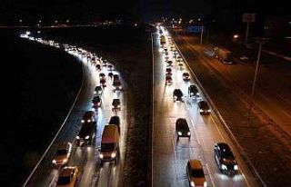 43 ilin geçiş güzergahında trafik yoğunluğu...