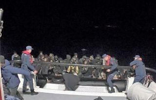 46 düzensiz göçmen lastik botta yakalandı