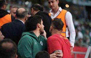 Abdülkerim Bardakcı, maç öncesi Konyasporlu taraftarlarla...