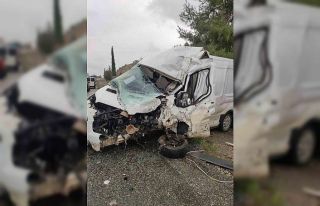 Adıyaman’da kamyon ile minibüs çarpıştı: 1...