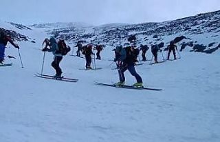 Ağrı Dağı’nda dağcılar zirveye tırmanırken...