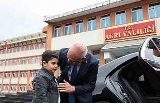 Ağrı Valisi Koç, koltuğunu minik öğrenciye devretti