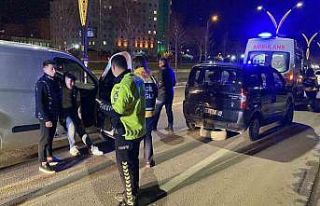 Aksaray’da 2 hafif ticari araç çarpıştı: 1...