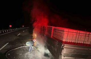 Akseki’de rampa inerken balataları yanan tır alev...