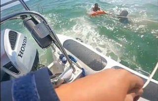 Alabora olan teknedeki 4 kişiyi Sahil Güvenlik kurtardı