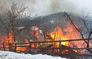Alevlere teslim olan 3 katlı ahşap ev küle döndü