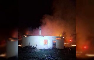 Alevlere teslim olan eski okul küle döndü