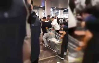 Alışveriş Merkezi’nde müşterilerle çalışanlar...