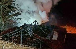 Ankara’da çıkan yangında ev küle döndü