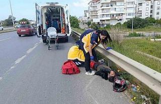 Antalya’da lastiği patlayan motosiklet devrildi:...