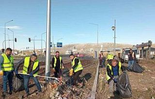 Ardahan Belediye ekipleri temizlik çalışmalarını...