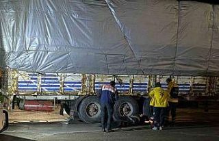 Arızalan tırı tamir etmek için altına girdi,...