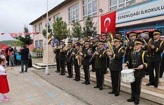 Askeri bandodan öğrencilere özel konser