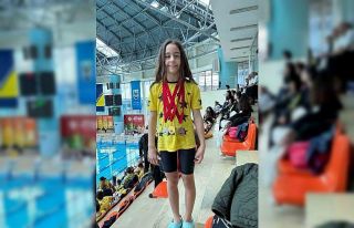 Asya yüzme şampiyonasından 4 madalya ile döndü