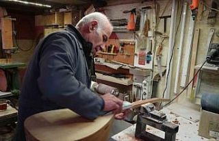 Bağlama ustası, hem üretiyor hem çalıyor hem...