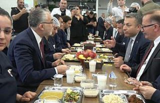 Bakan Işıkhan, Kilis’te işçilerle aynı sofrada...