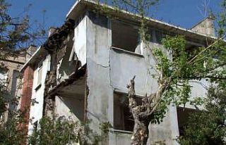 Bakırköy’de 3 katlı metruk binada kısmi çökme...