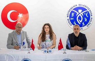 Başarılı voleybolcu 18 yaşına girdiği gün profesyonel...