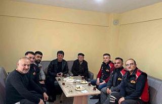 Başkan Şahin, heyelandan sağ kurtulan aileyi bayramda...