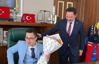 Biga Kaymakamı Kayabaşı, koltuğunu Down sendromlu...