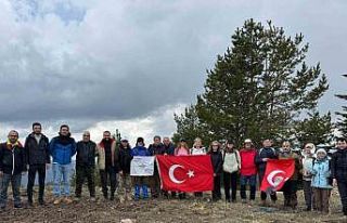 Bin 900 rakımlı dağın zirvesinde Türk Bayrağı...