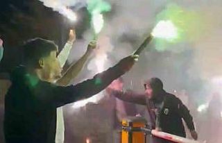 Bir grup taraftar şampiyonluğu kutlamak için deplasmana...