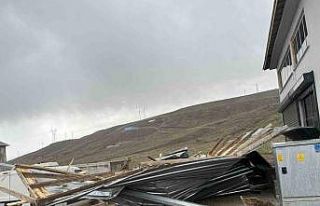 Bitlis’te fırtına çatıları uçurdu