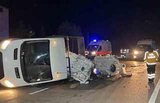 Burdur-Antalya karayolunda tekne motoru yüklü kamyonet...