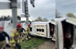 Bursa’da servis aracı bariyerlere çarptı: 6 yaralı