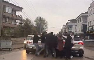 Bursa’da "yol verme" kavgası: Sürücüler...