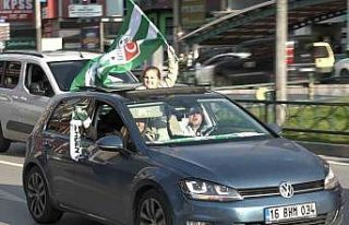 Bursasporlu taraftarlar şampiyonluk coşkusuyla sokaklara...