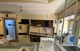 Çaldığı otomobille gelip camii duvarını kırıp...