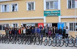 Çameli’nde camiye giden çocuklar bisikletle ödüllendirildi