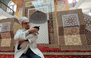 Camideki sadakat; kedisi Lola imamla beş vakit camiye...