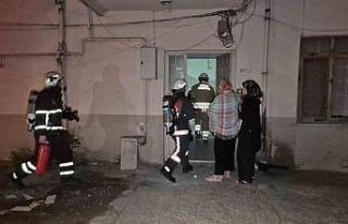 Çatıda çıkan yangın mahalle sakinlerini sokağa...