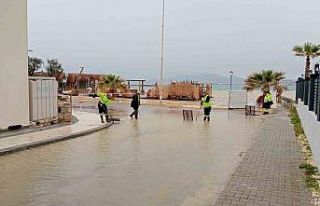 Çeşme’de sağanak yağış: Sokaklar göle döndü
