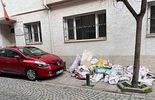 Çöp yığını kaldırımı kapattı