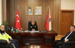 Daire Başkanı Tolga Çemrek, Müdür Uzman ile bir...