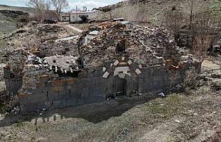 Definecilerin talan etti, asırlık kilise harabeye...