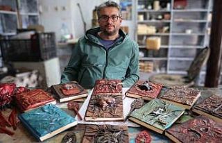 Defterleri deri kullanarak sanata dönüştürüyor