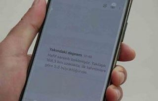 Deprem öncesinde telefonuna gelen uyarı ile dışarı...