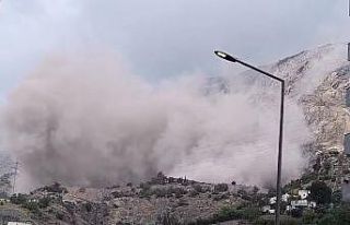 Depremzedeleri tedirgin eden patlamayla mahalle toz...