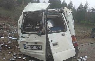 Devrilen minibüste 3 kişi yaralandı