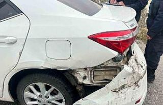 Direksiyon hakimiyetini kaybeden otomobil karşı...