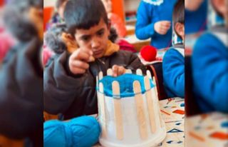 Diyadin’de minik öğrenciler yoğurt kovalarından...