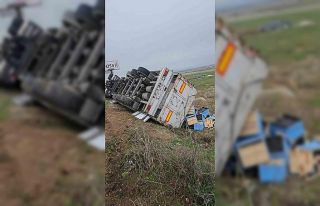 Diyarbakır’da boş kasa yüklü tır devrildi:...