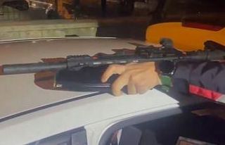 Düğün konvoyunda araçtan havaya ateş açan şahıs...