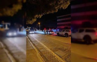 Durdurulan araçtan ruhsatsız tüfek ve tabanca ele...