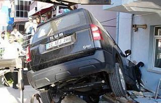 Edirne’de iş yerine ve apartmana çarpan cip askıda...