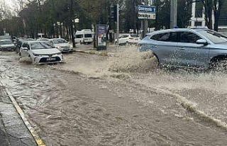 Elazığ’da kuvvetli yağışta yolda kalan aracı...